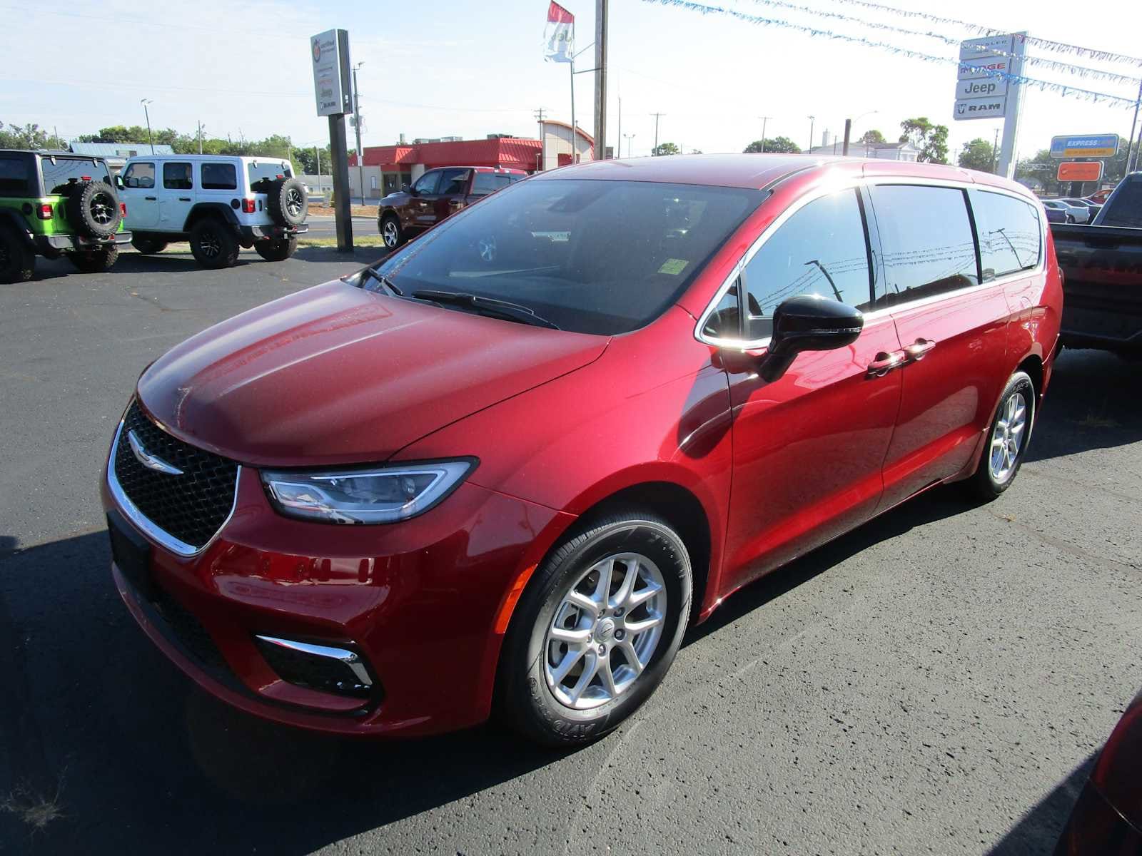 2025 Chrysler Pacifica SELECT