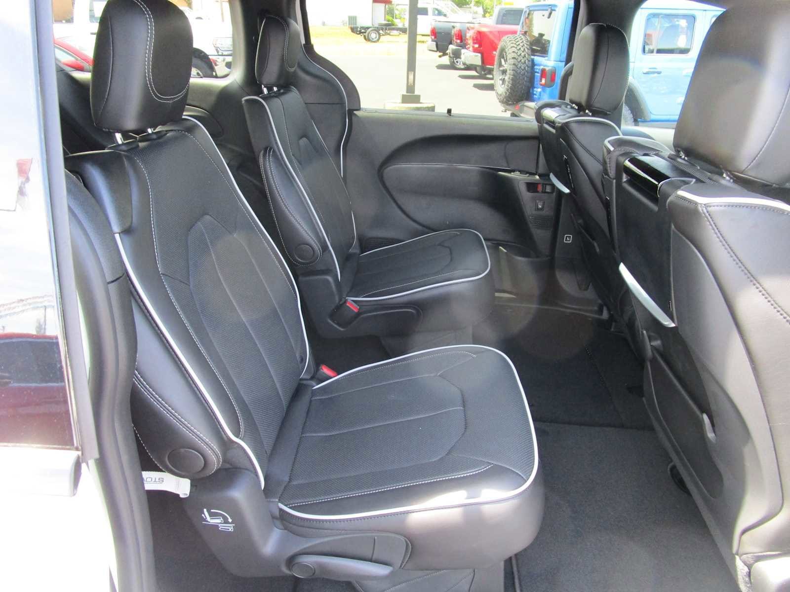 2026 Chrysler Pacifica Limited - Photo 15