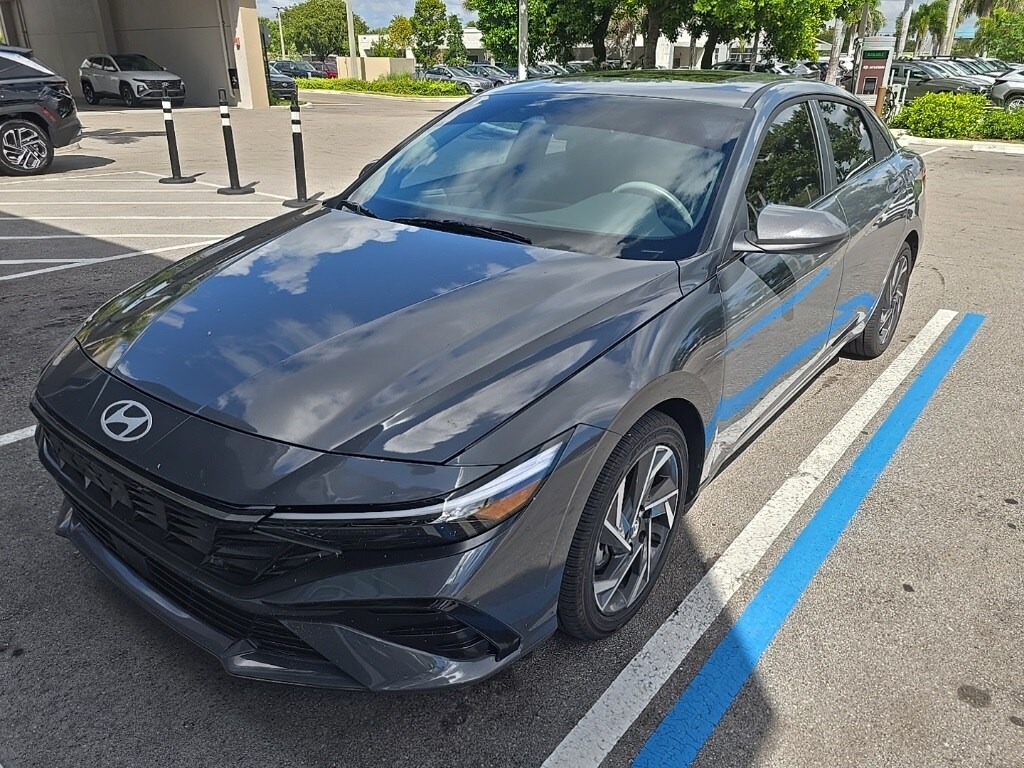 2025 Hyundai Elantra SEL Convenience photo 2