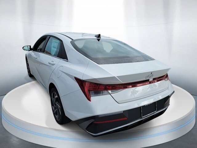 2025 Hyundai Elantra SEL Convenience photo 3