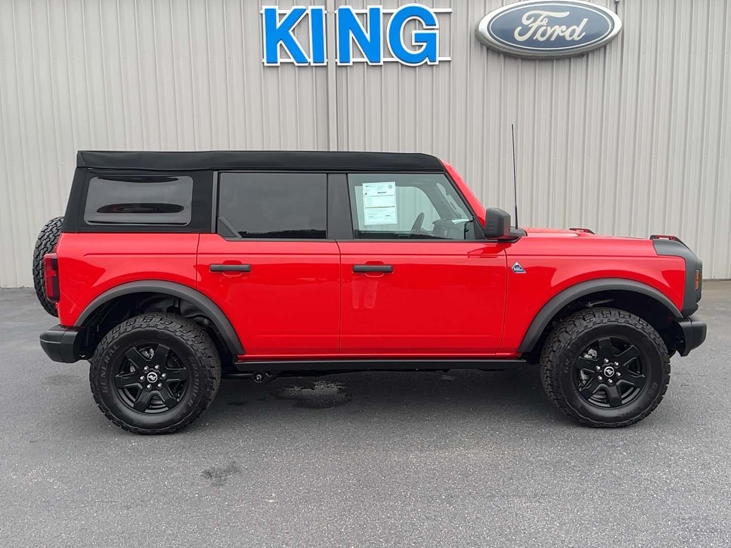 2023 Ford Bronco 4-Door Black Diamond's photo