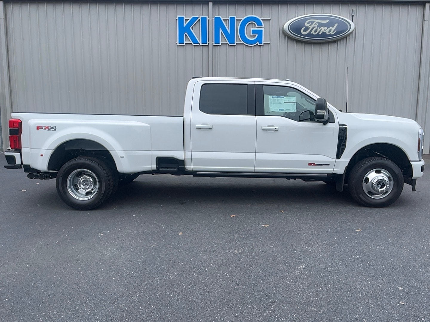 2025 Ford F-350 Super Duty Platinum's photo