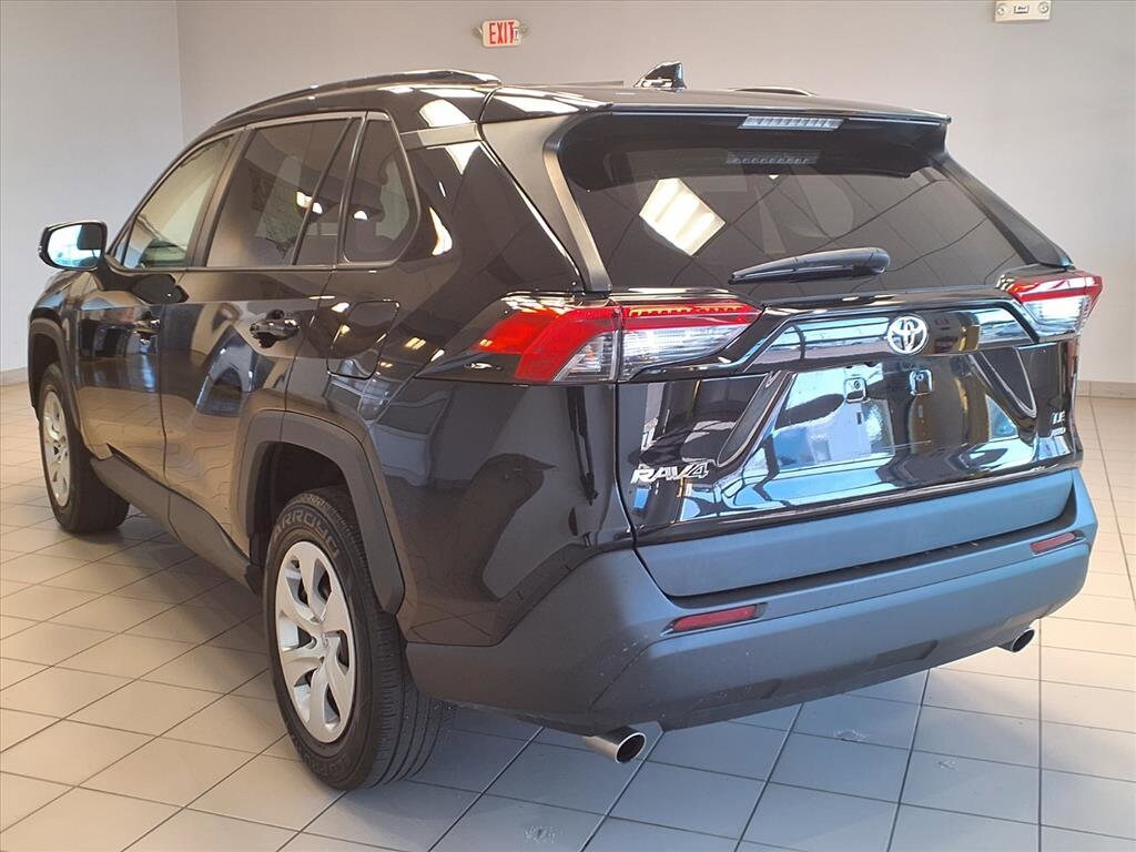 2021 Toyota RAV4 LE photo 4