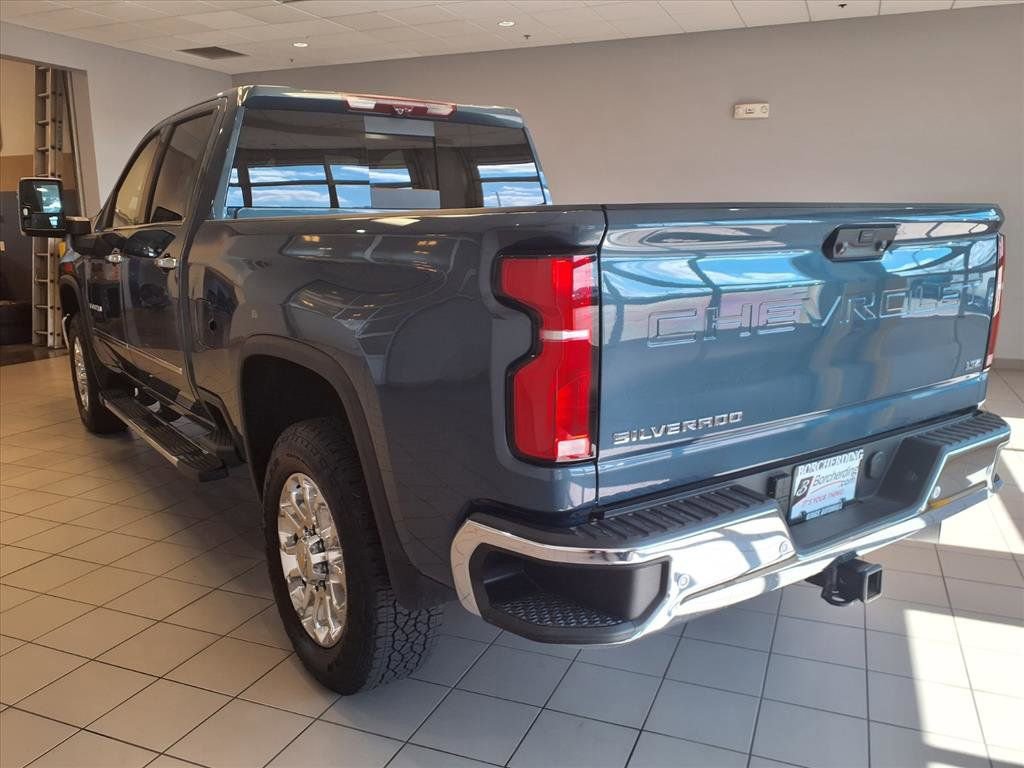 2025 Chevrolet Silverado 3500HD LTZ photo 4