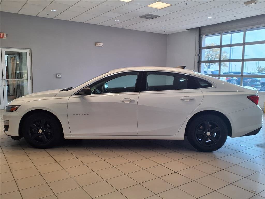 2022 Chevrolet Malibu LS photo 3