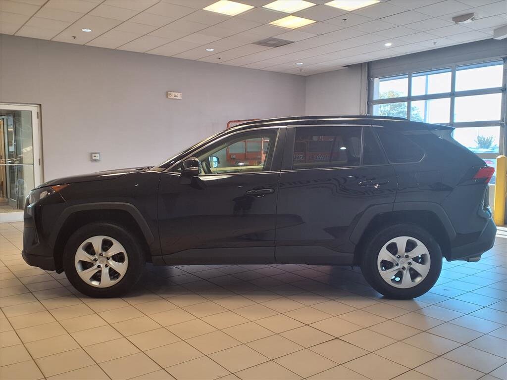 2021 Toyota RAV4 LE photo 3