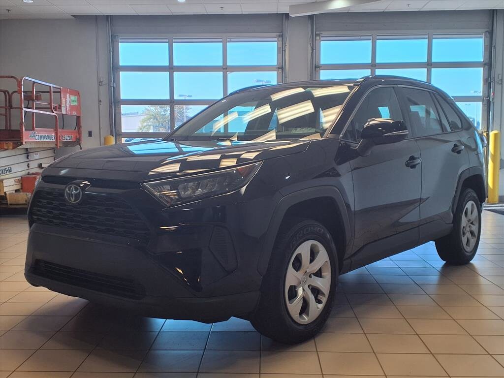 2021 Toyota RAV4 LE photo 2