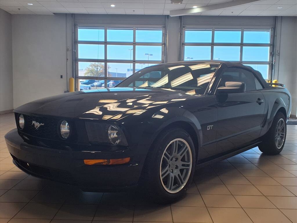 2006 Ford Mustang GT Deluxe Convertible photo 2