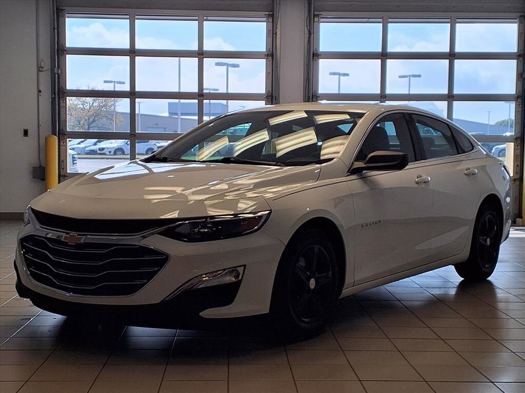 2022 Chevrolet Malibu LS photo 2