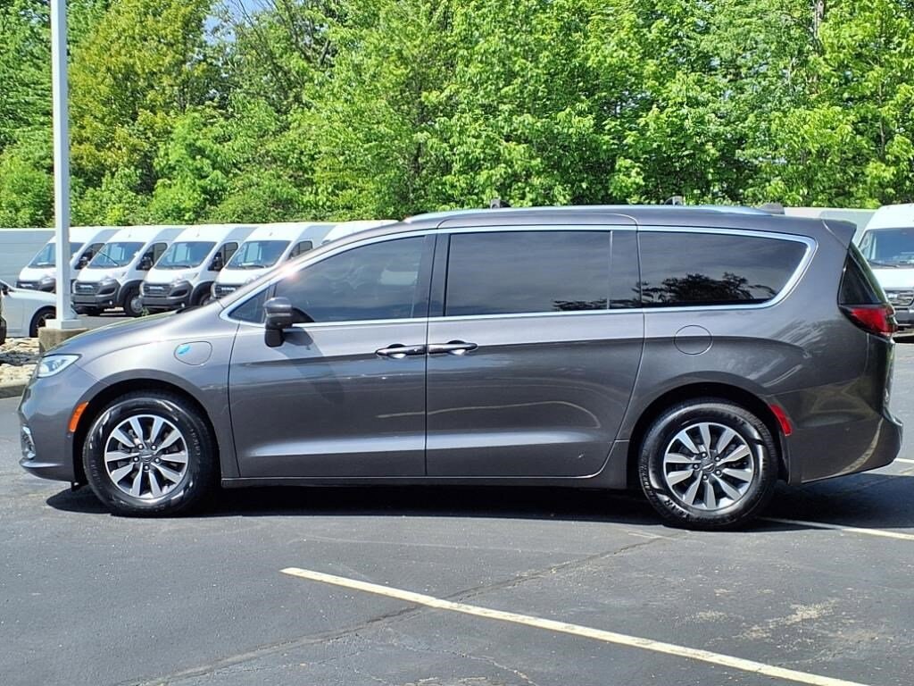 2021 Chrysler Pacifica Hybrid Touring L photo 3
