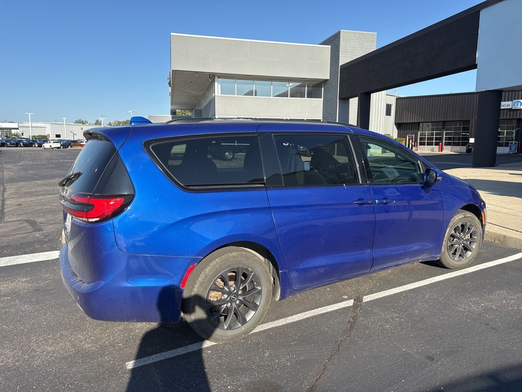 2021 Chrysler Pacifica Touring photo 2