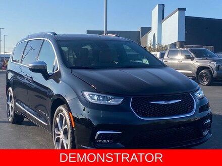 Featured 2026 Chrysler Pacifica Pinnacle Passenger Van for sale in Cincinnati, OH