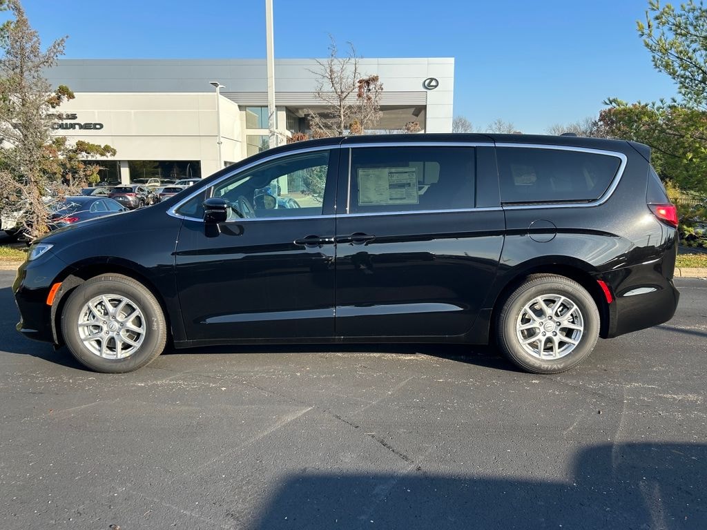 New 2026 Chrysler Pacifica Select Passenger Van