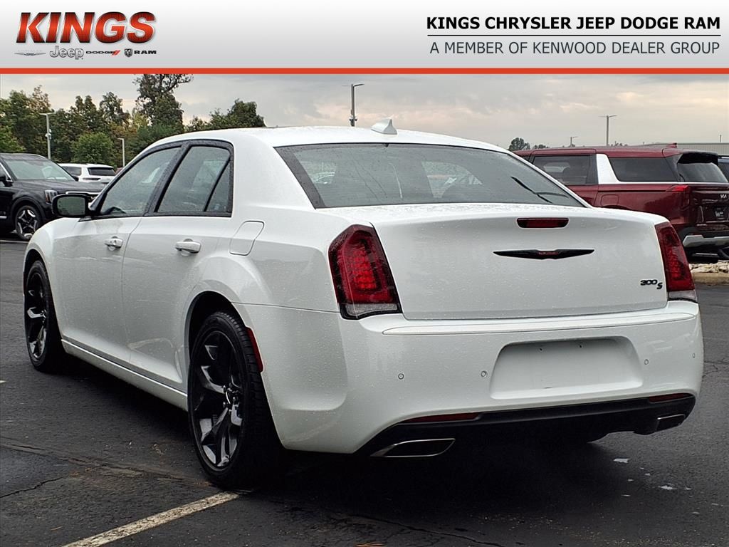 2023 Chrysler 300 S photo 4