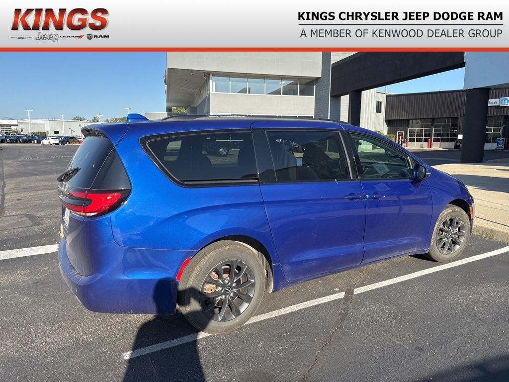 2021 Chrysler Pacifica Touring photo 2