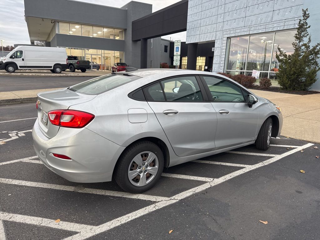 2018 Chevrolet Cruze LS photo 2