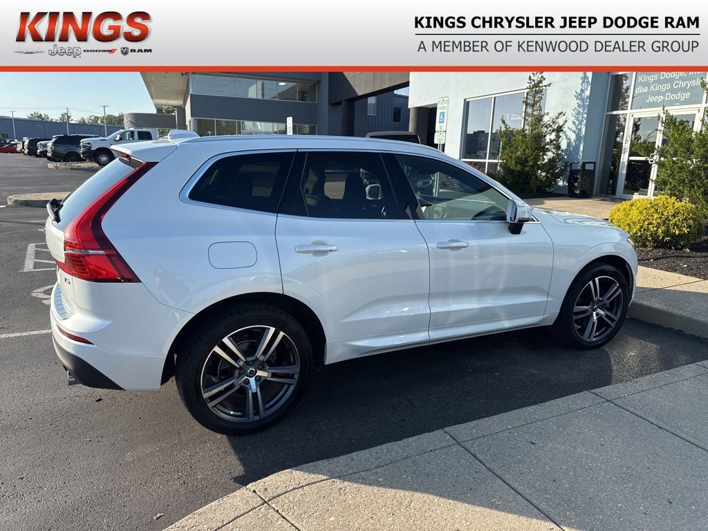 2021 Volvo XC60 T5 Momentum photo 4