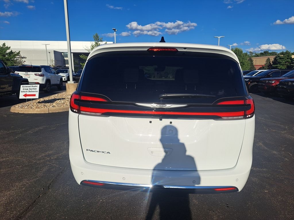New 2026 Chrysler Pacifica Select Passenger Van