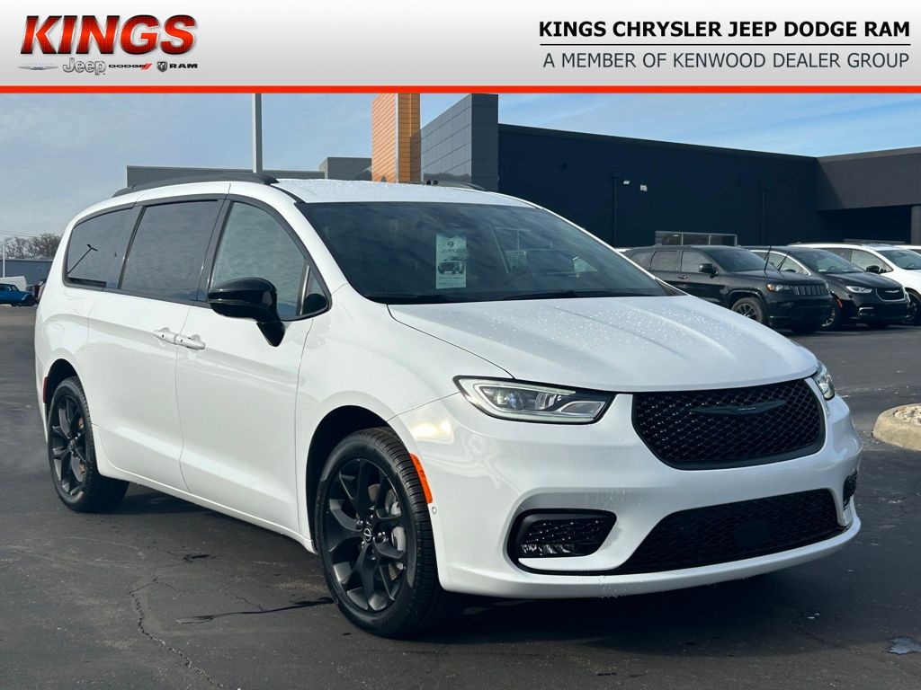 2026 Chrysler Pacifica Select's photo