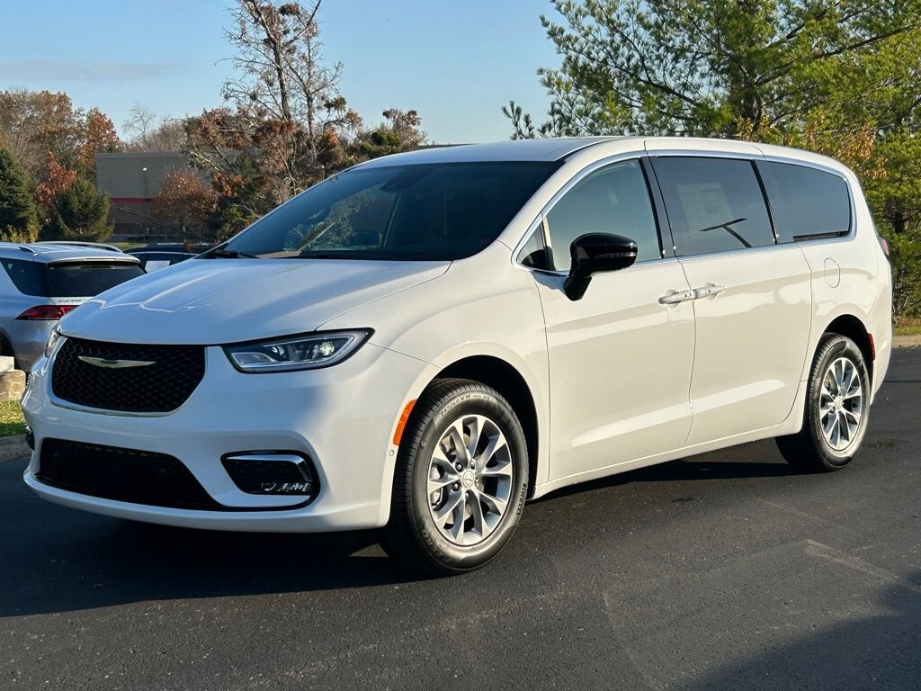 New 2026 Chrysler Pacifica Select Passenger Van