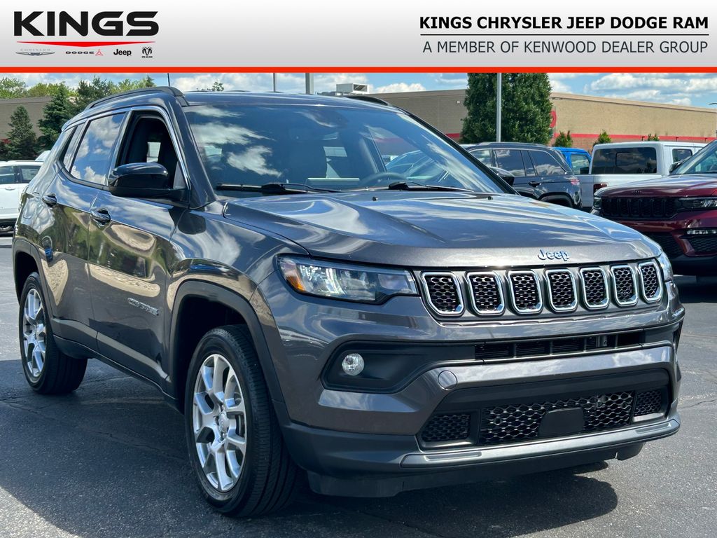 2023 Jeep Compass Latitude Lux 4X4's photo