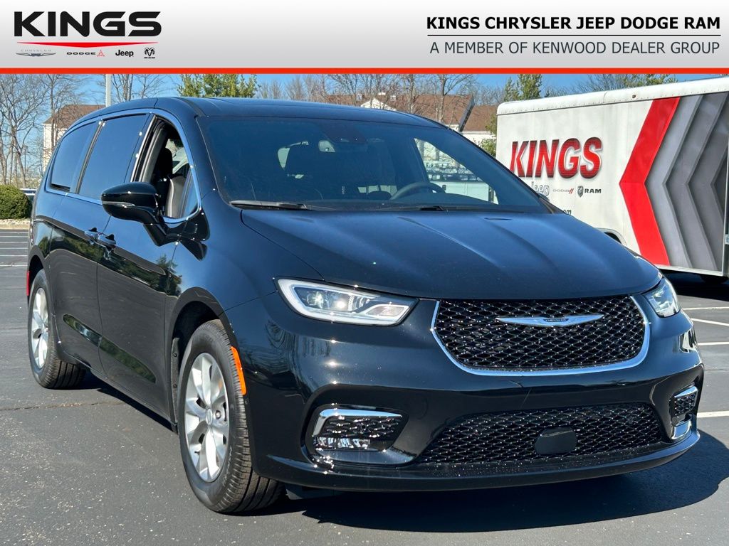 2026 Chrysler Pacifica Limited's photo