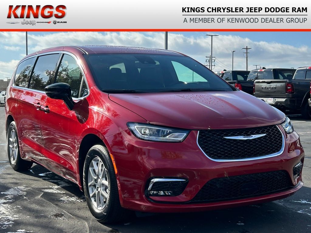 2026 Chrysler Pacifica Select's photo