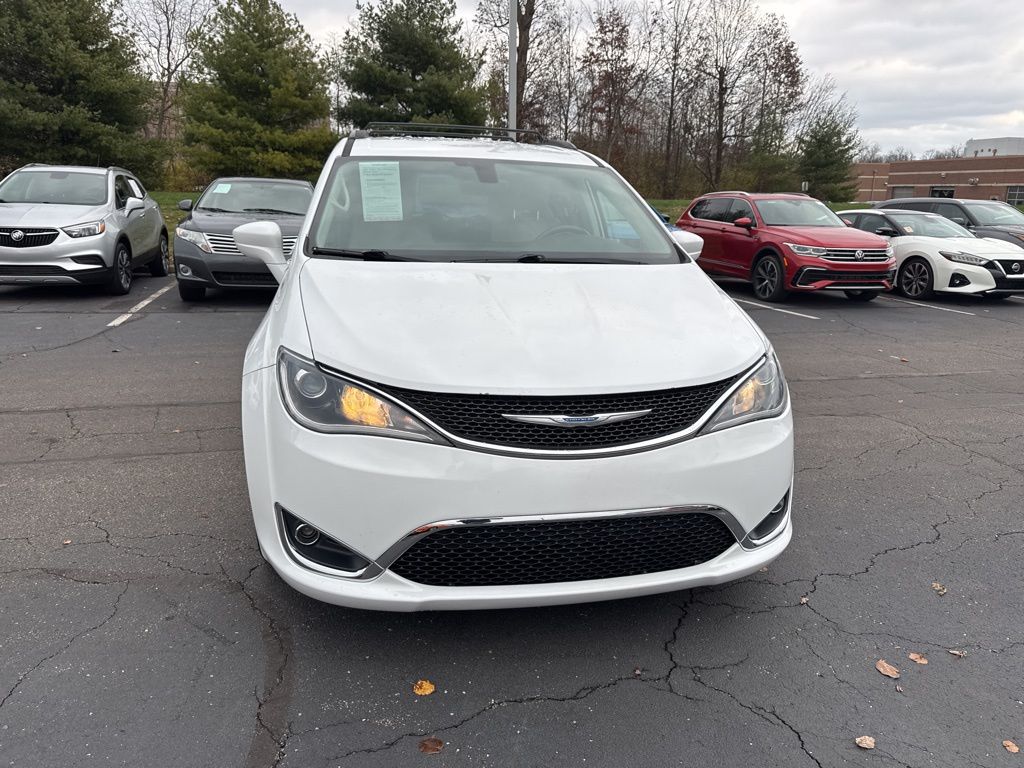 2017 Chrysler Pacifica Touring L photo 2