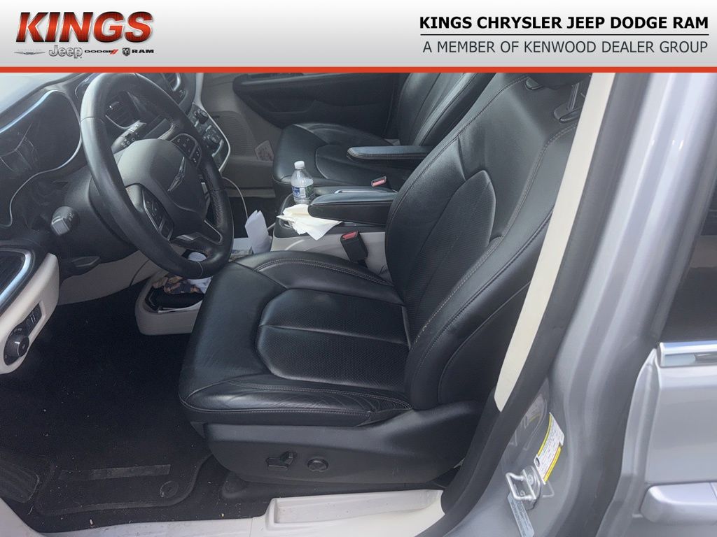 2017 Chrysler Pacifica Touring Plus photo 2