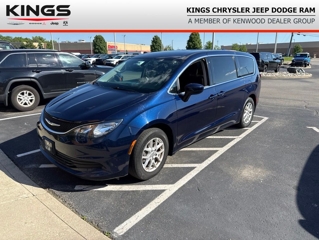 2017 Chrysler Pacifica Touring's photo