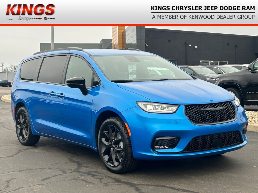 2026 Chrysler Pacifica Select's photo