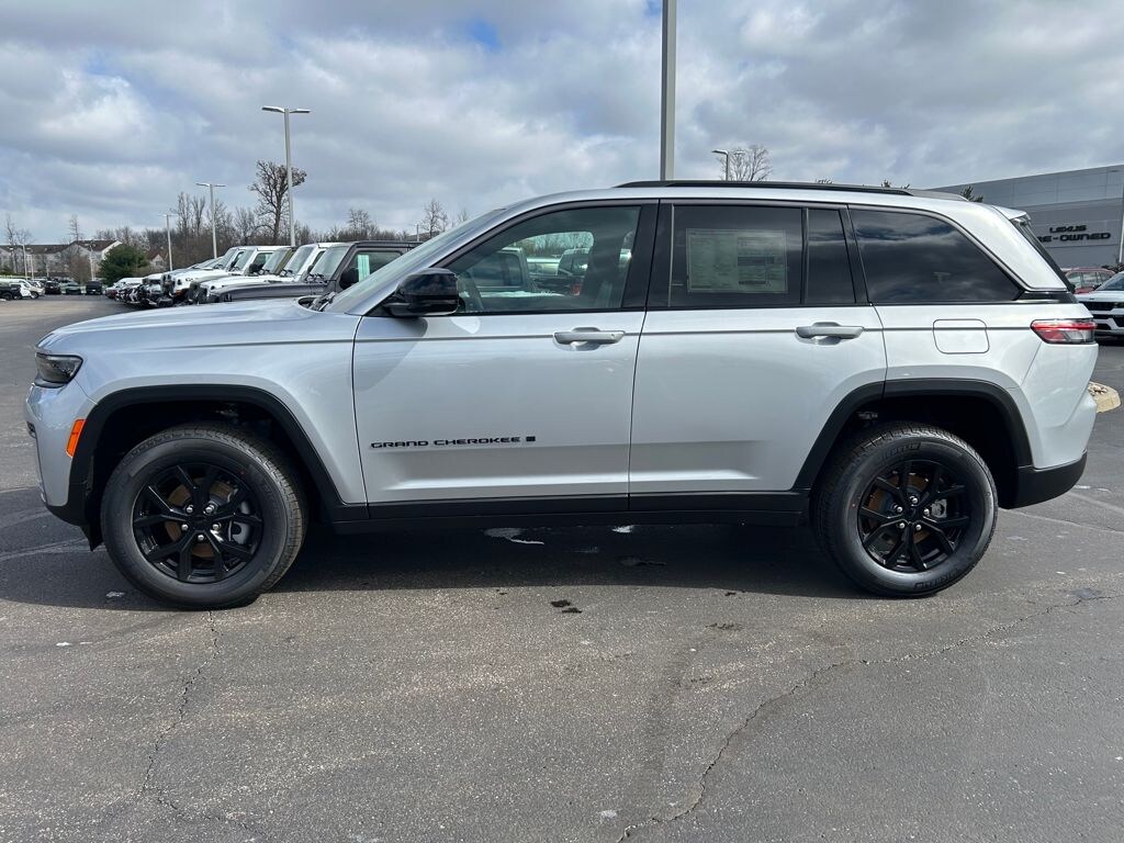 New 2026 Jeep Grand Cherokee Laredo Sport Utility