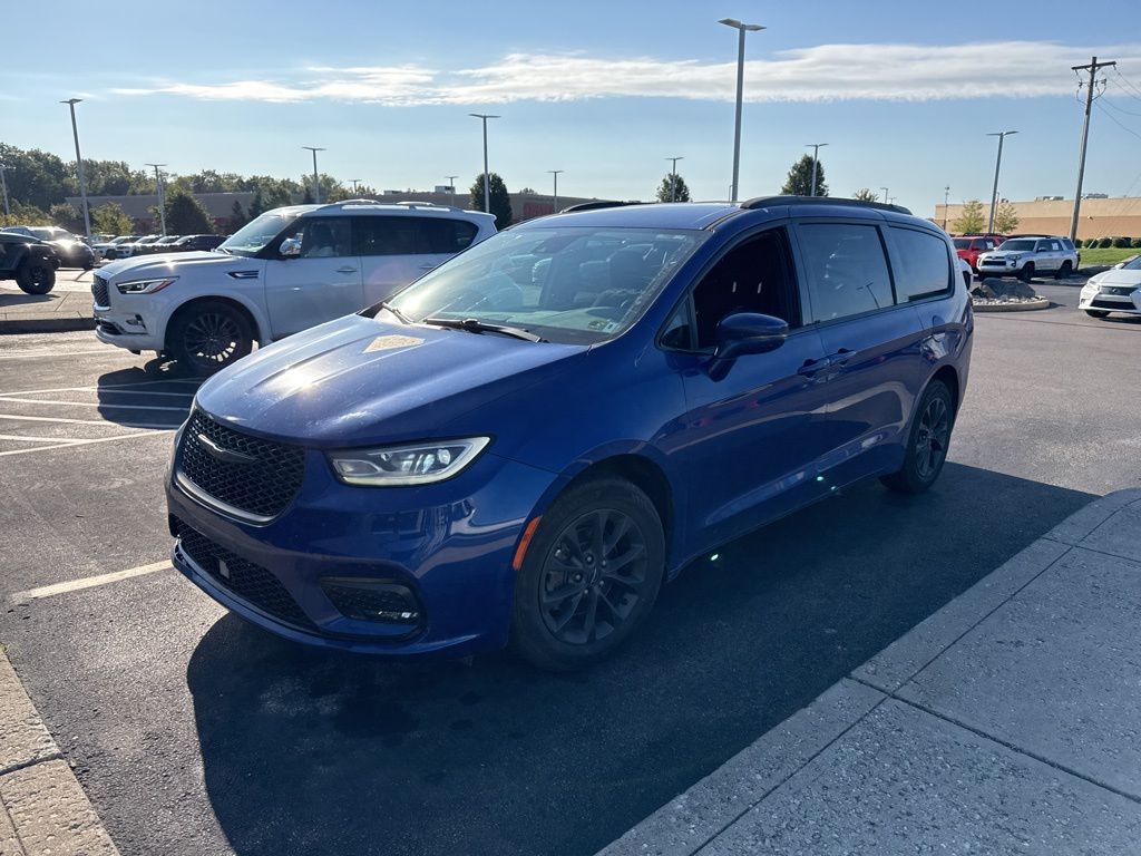 2021 Chrysler Pacifica Touring photo 4