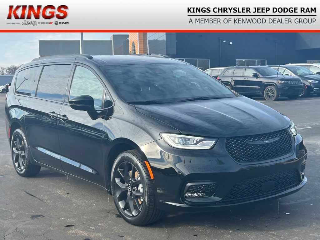 2026 Chrysler Pacifica Select's photo