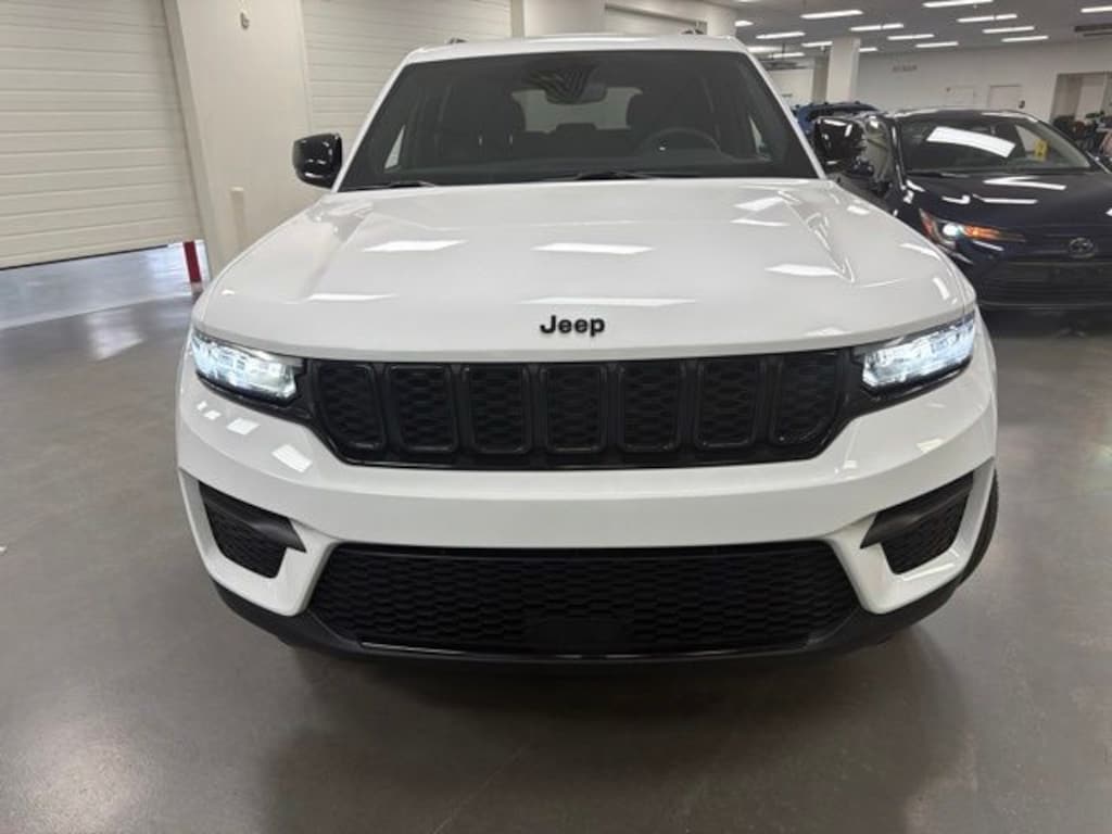 Used 2023 Jeep Grand Cherokee Laredo SUV