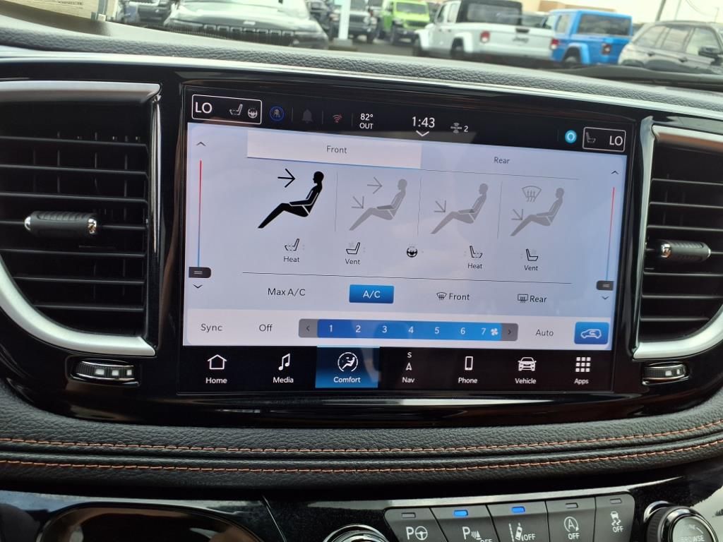 2025 Chrysler Pacifica Pinnacle - Photo 15