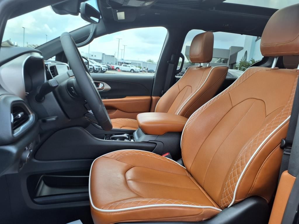 2025 Chrysler Pacifica Pinnacle - Photo 11
