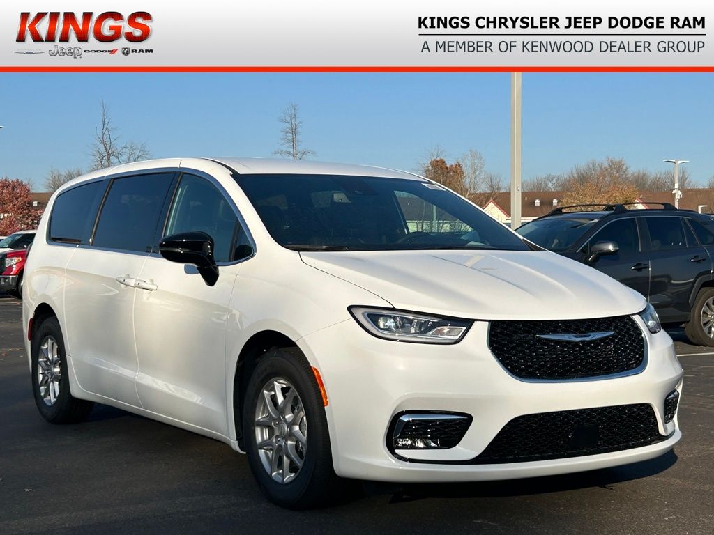 2026 Chrysler Pacifica Select's photo