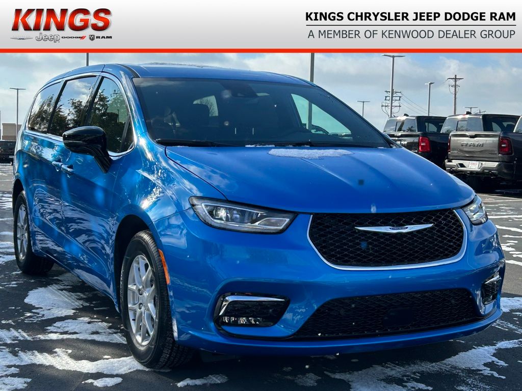 2026 Chrysler Pacifica Select's photo