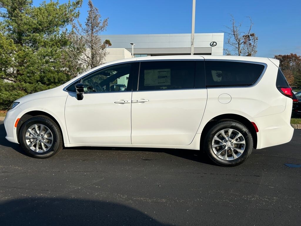 New 2026 Chrysler Pacifica Select Passenger Van
