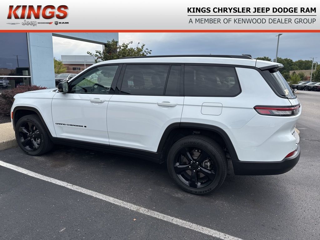 2023 Jeep Grand Cherokee Altitude photo 2