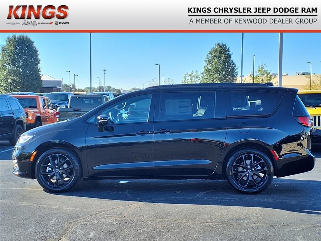 New 2026 Chrysler Pacifica Limited Passenger Van