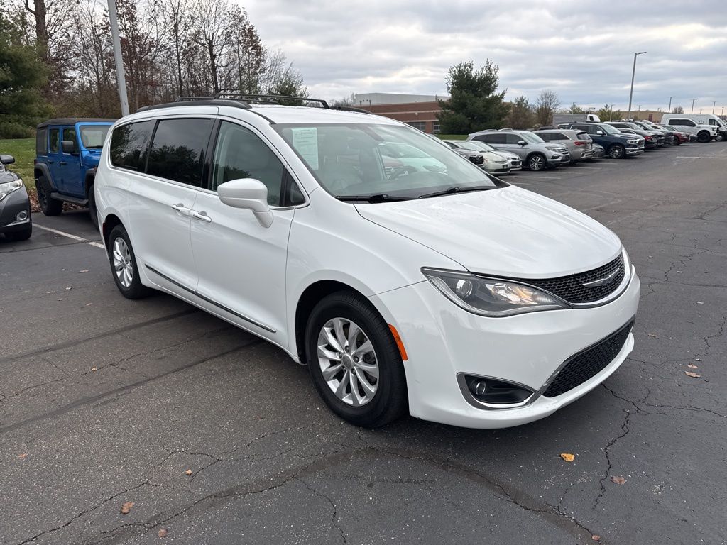 2017 Chrysler Pacifica Touring L photo 3