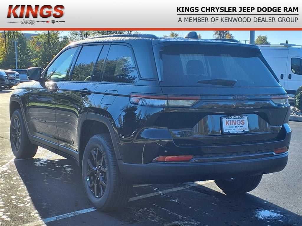 2025 Jeep Grand Cherokee Laredo photo 4