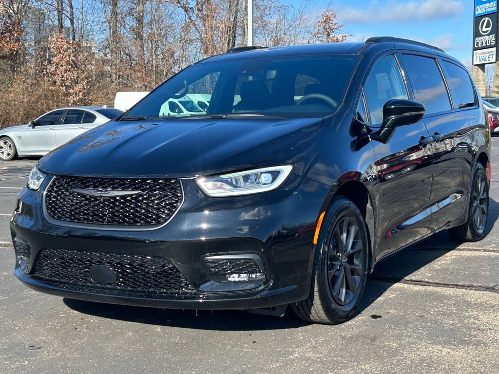 New 2025 Chrysler Pacifica Select Passenger Van