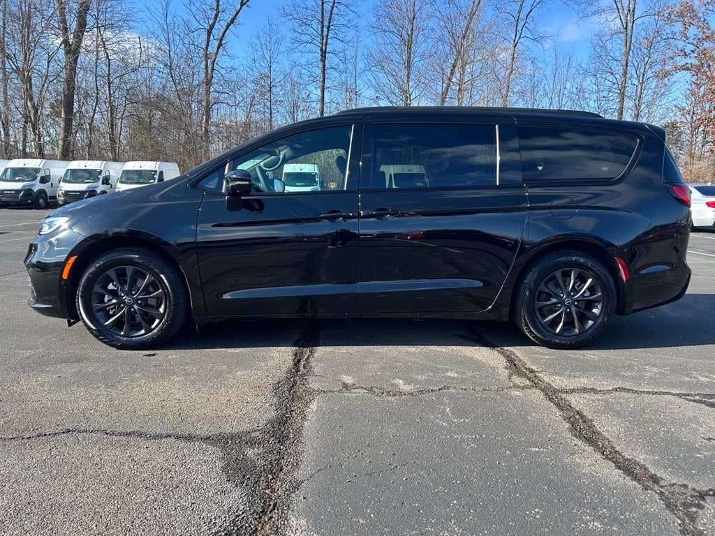 New 2025 Chrysler Pacifica Select Passenger Van