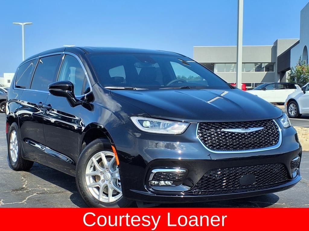 2025 Chrysler Pacifica Select's photo