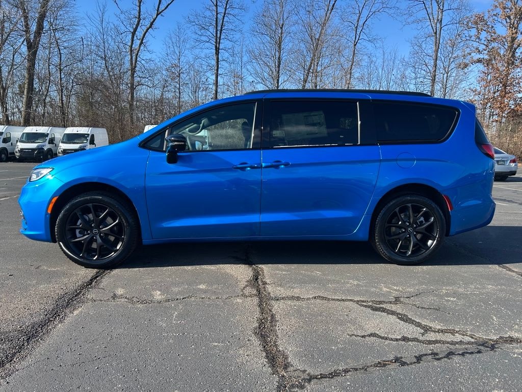 New 2026 Chrysler Pacifica Limited Passenger Van