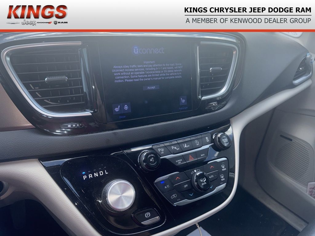 2017 Chrysler Pacifica Touring Plus photo 4