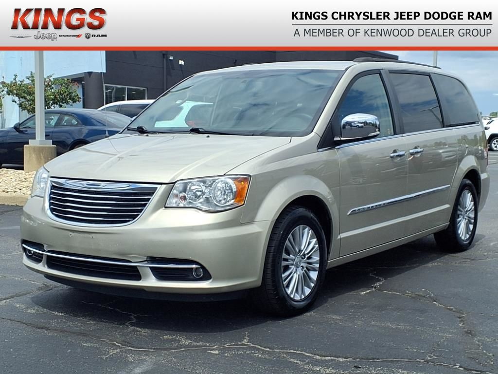 2015 Chrysler Town & Country photo 2
